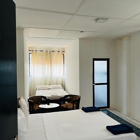 נגומבו Ramlyn Guesthouse & Restaurant מראה חיצוני תמונה