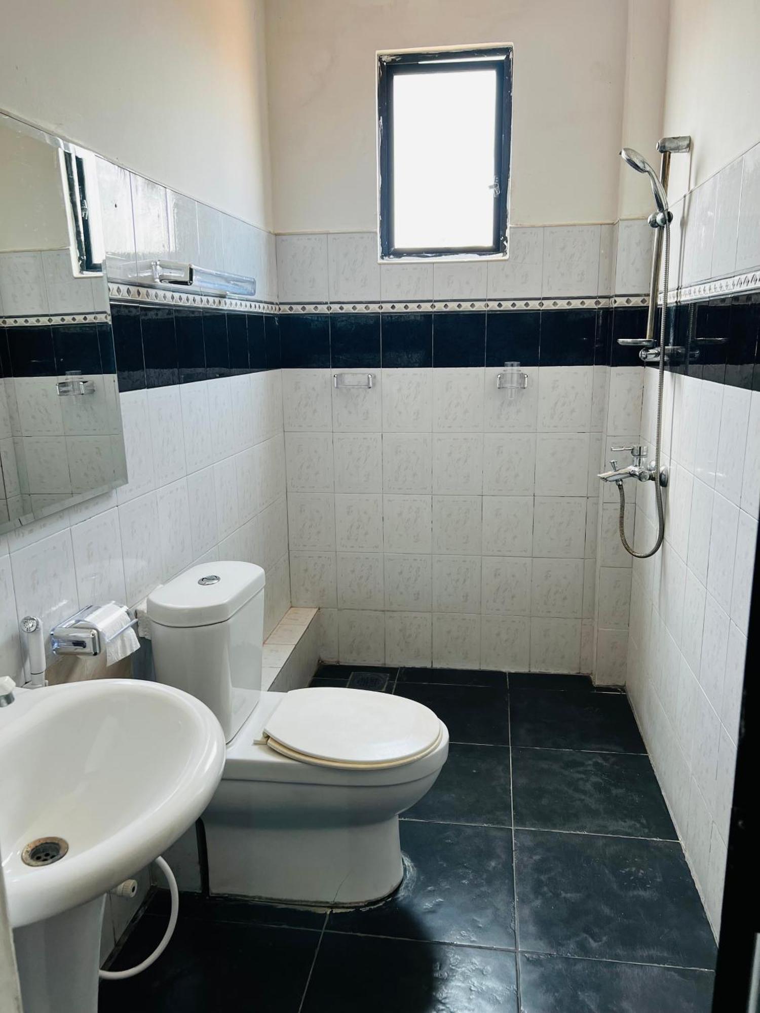 נגומבו Ramlyn Guesthouse & Restaurant מראה חיצוני תמונה