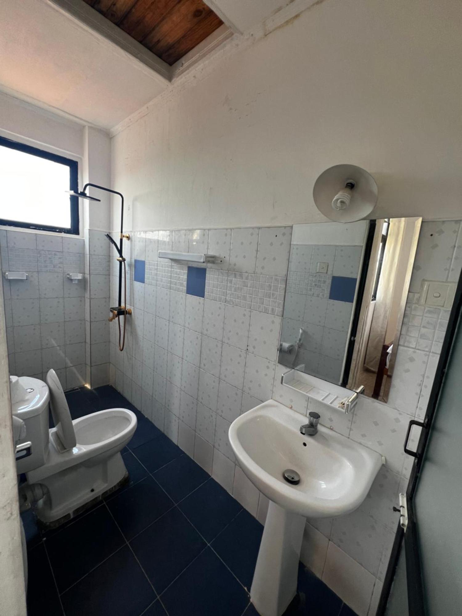 נגומבו Ramlyn Guesthouse & Restaurant מראה חיצוני תמונה